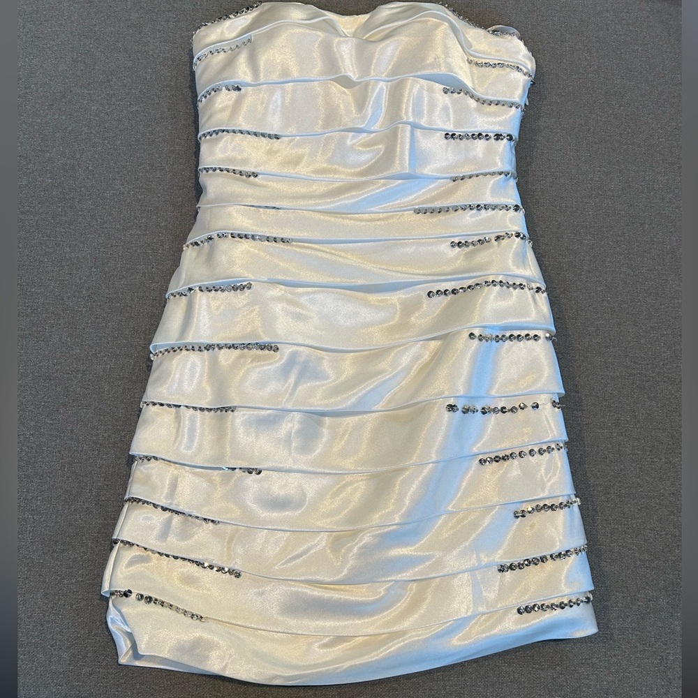 White Bodycon formal cocktail mini dress. Size 2-4.
